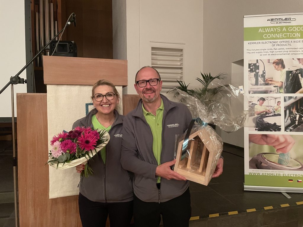 Ruth und Stefan Reiber mit Ihren Dankesgeschenken (Blumenstrauß und Vogelhaus)