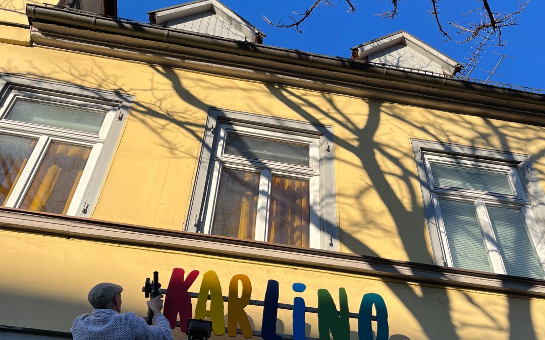 AZK: Neues Schild fürs KARLINO