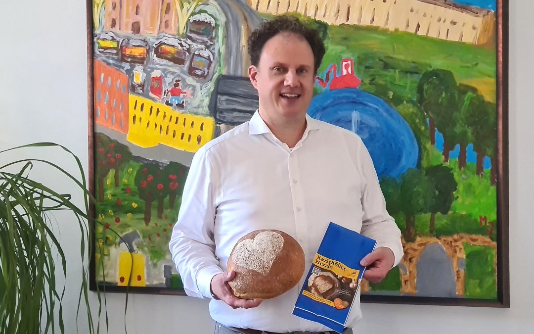 Oberbürgermeister Dr. Matthias Knecht mit Karlshöher Herzle