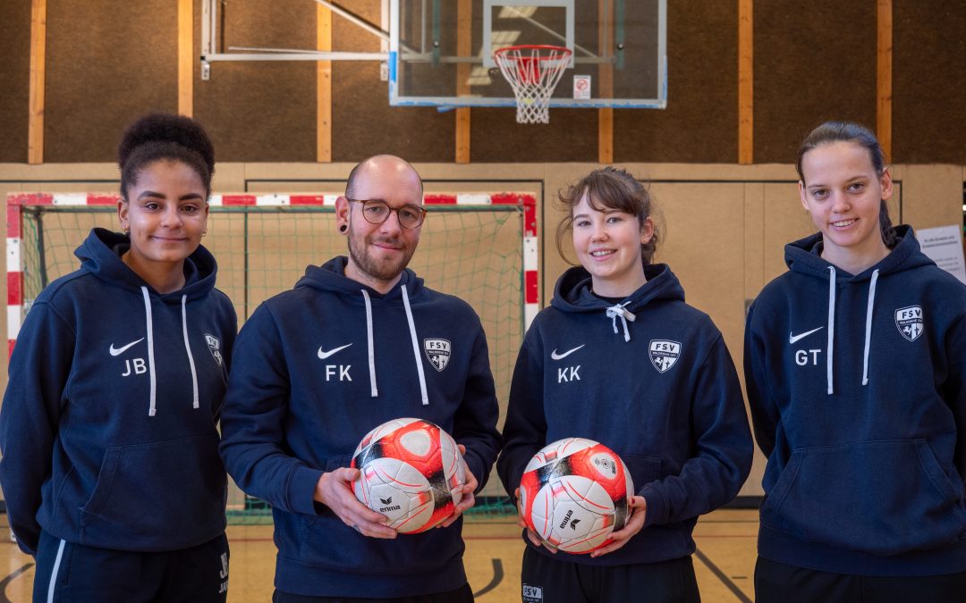 Fußballspaß pur: Besuch von Oberliga-Spielerinnen des FSV Waldebene Ost in der Karlshöher Sporthalle!