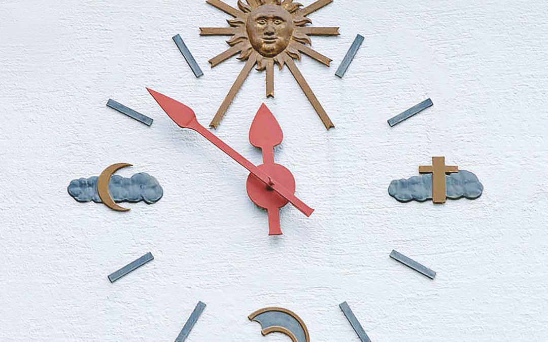 In einfacher Sprache: Die Kirchturm-Uhr auf der Karlshöhe ist schon sehr alt – aber sie läuft