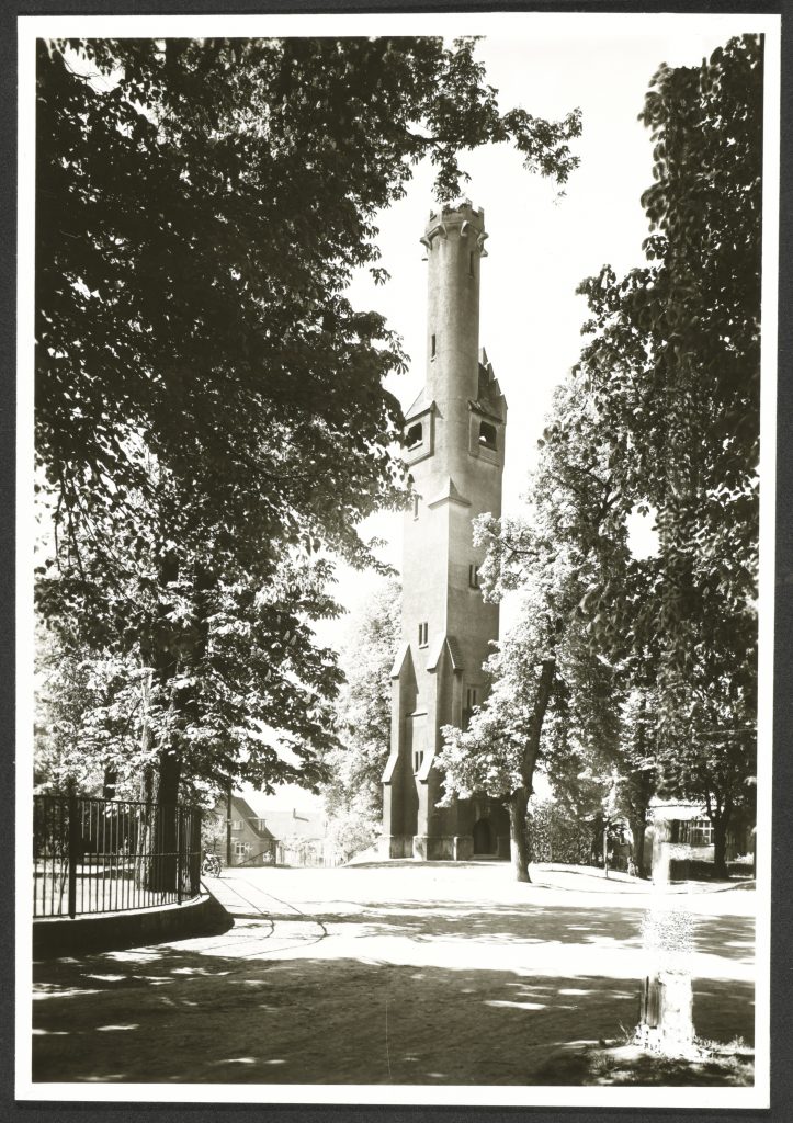 Karlshöhe Chronik 1955 Das Foto zeigt einen Aussichtsturm auf dem Salon 1955.