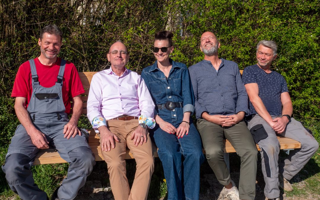 Optik Schütt spendet neue Sitzbänke