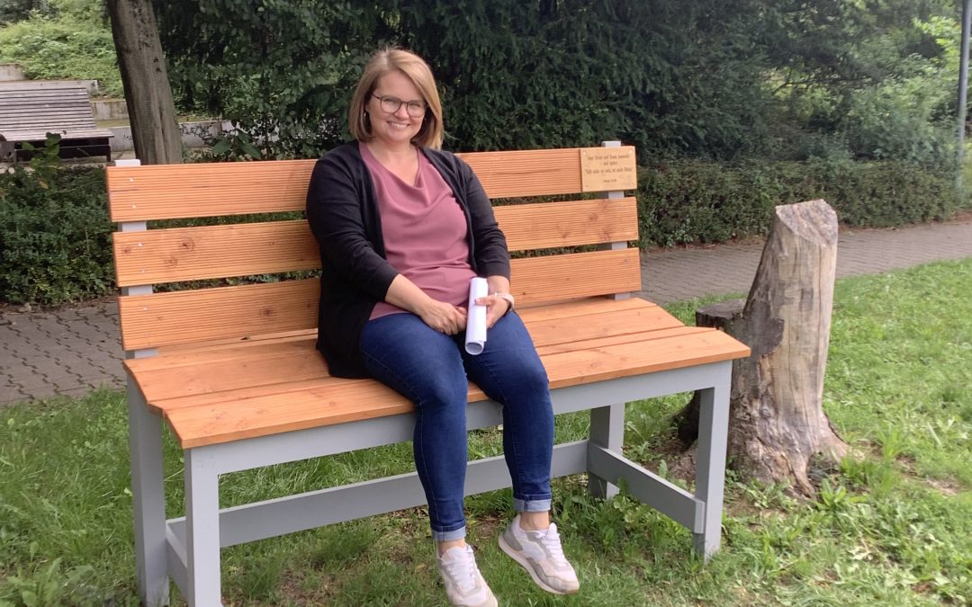 Sommergrüße von der Baumelbank: Tina Bolzhauser vom Quartiersbüro