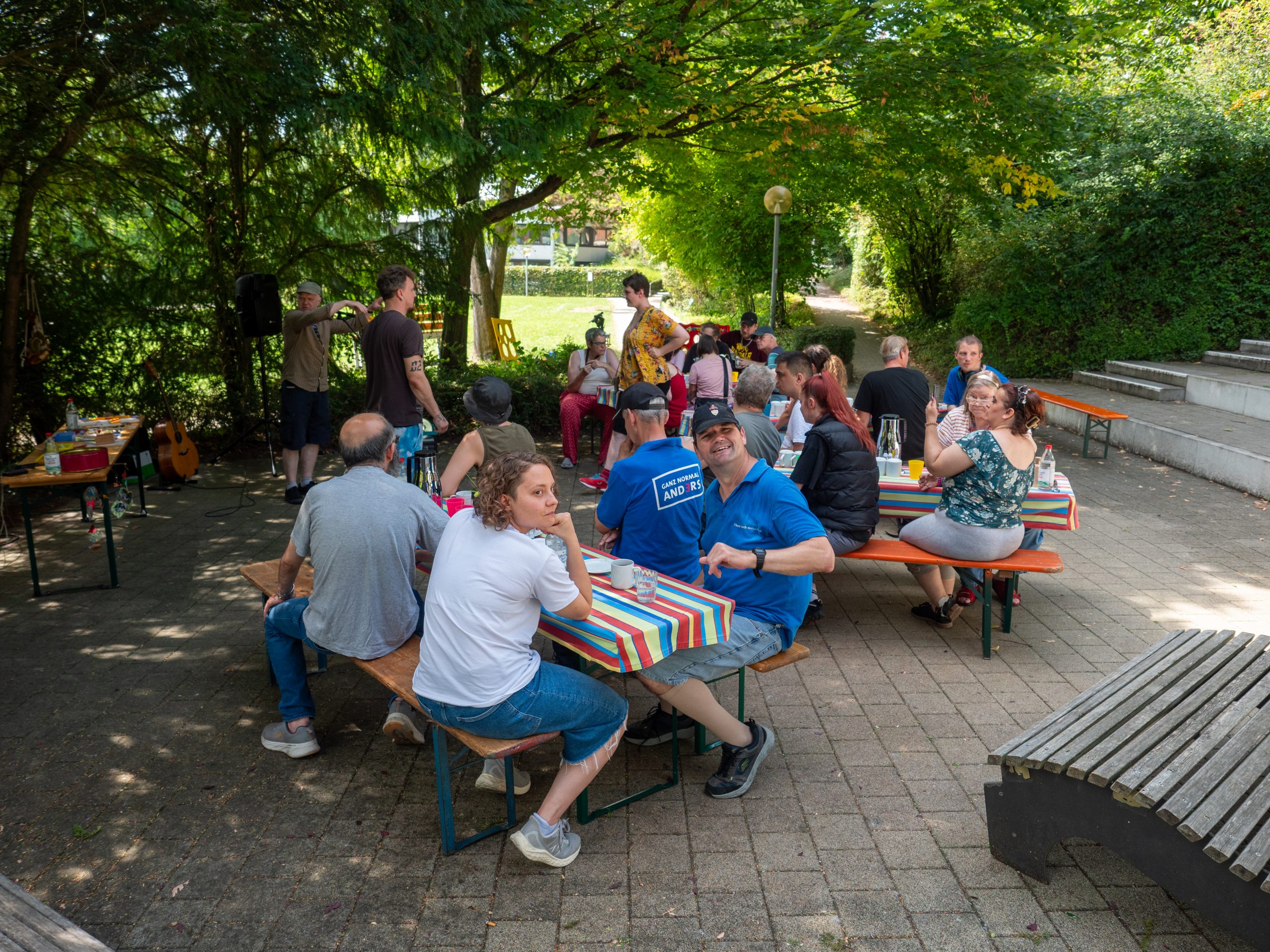 P1222060 Mitarbeiter Detlev Traub mit weißem Bart und blauer Arbeitskleidung vor dem Altenheim