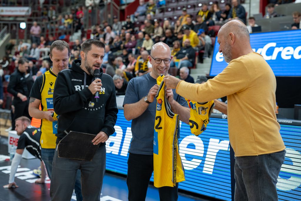 Trikotübergabe auf dem Parkett der MHP-Arena!