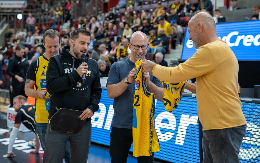Trikotübergabe auf dem Parkett der MHP-Arena!