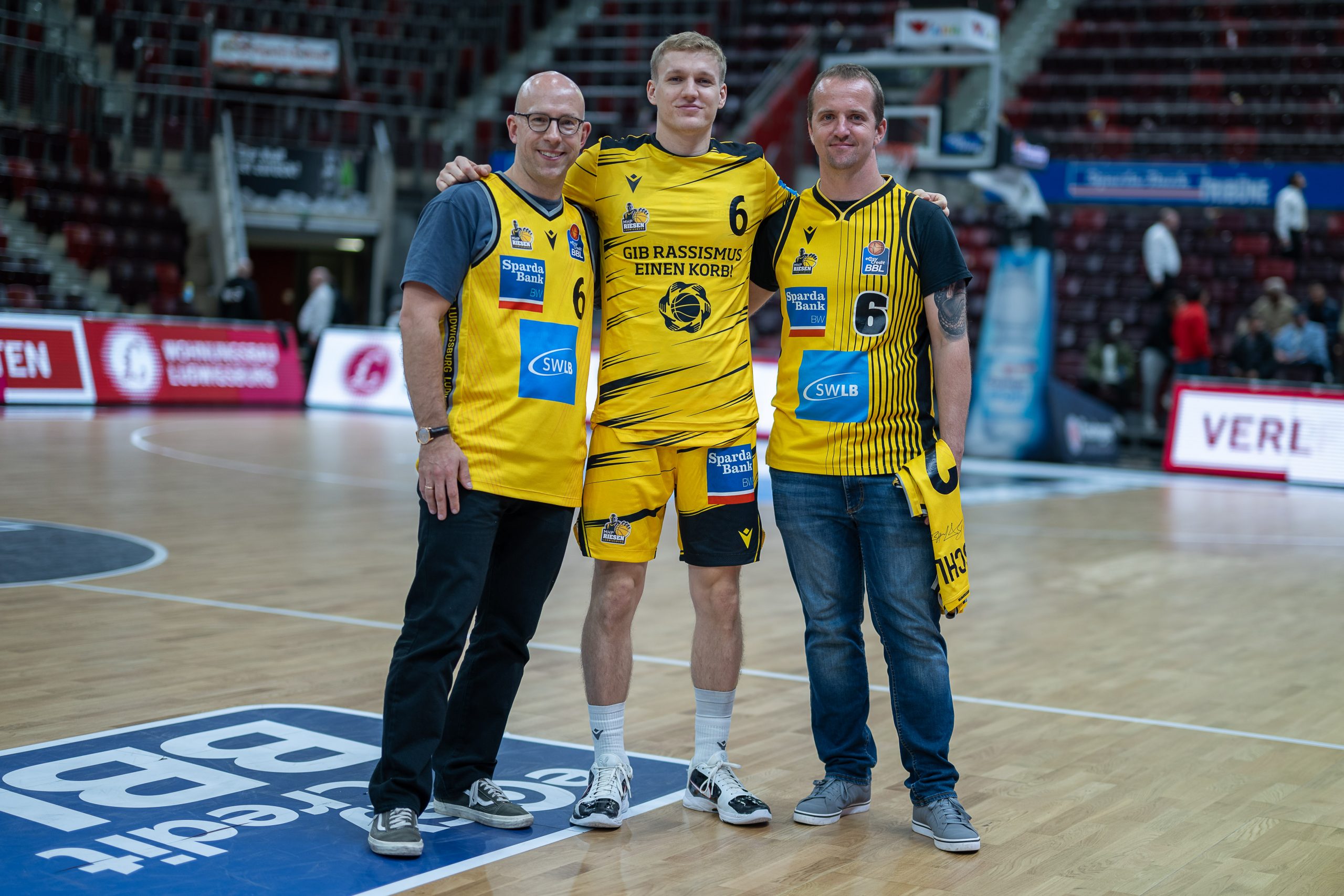 Das Foto zeigt die Höchstbietenden Peter Haberrecker, Phelan Joshua Hall, Maik Jusch, Karlshöhe Fundraiser Frank Sautter und das MHP-Maskottchen Lurchi.