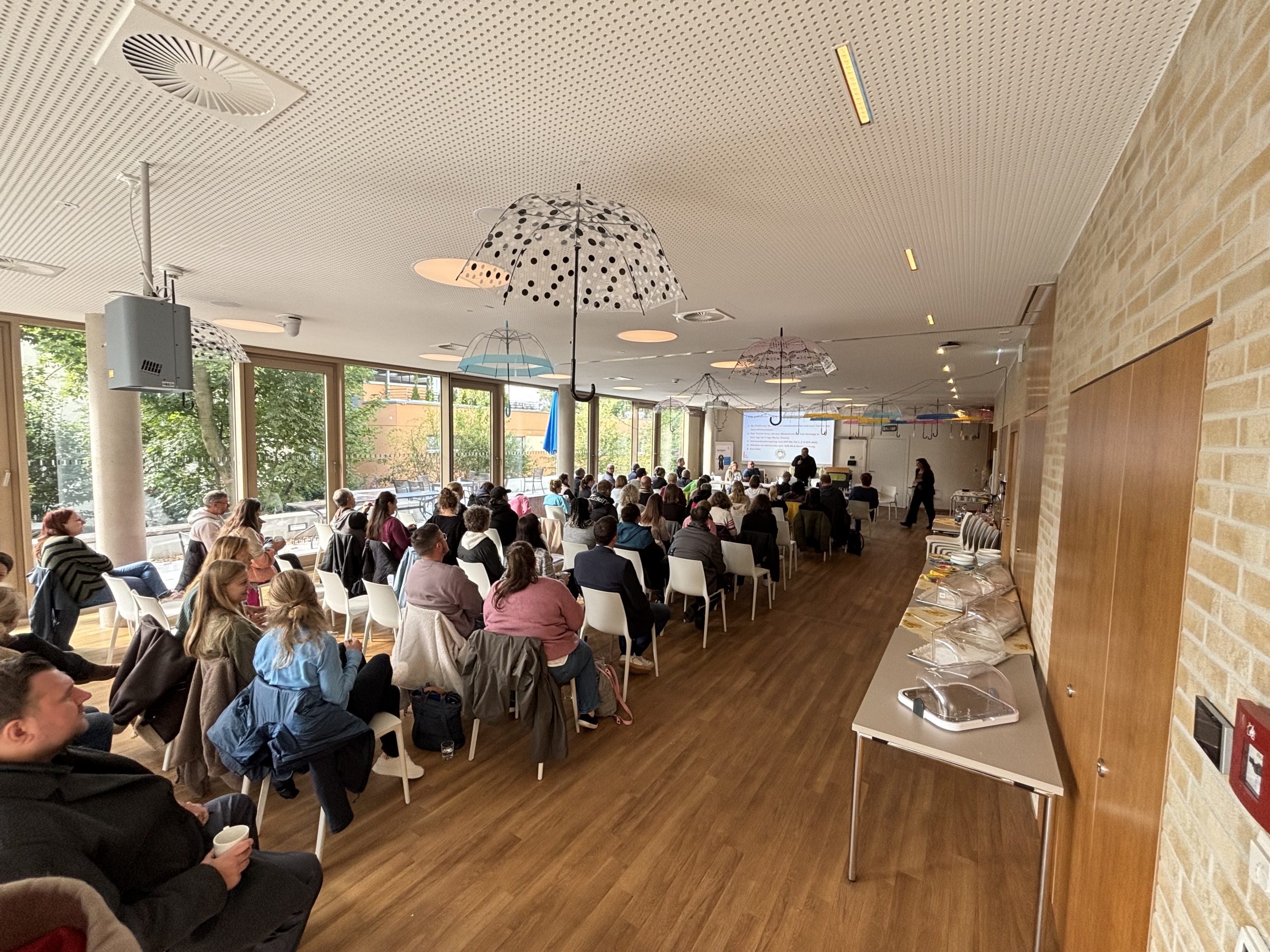Ein Plakat mit Osterhasen aus Stoff, das den Ostermarkt im Lädle im Höfle der Karlshöhe bewirbt. 