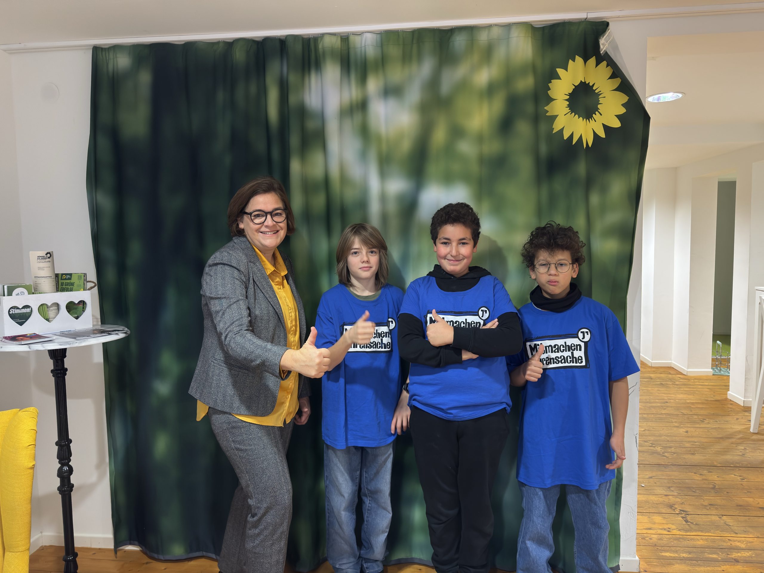 Das Bild zeigt den Flyer vom Adventsweg 2024.