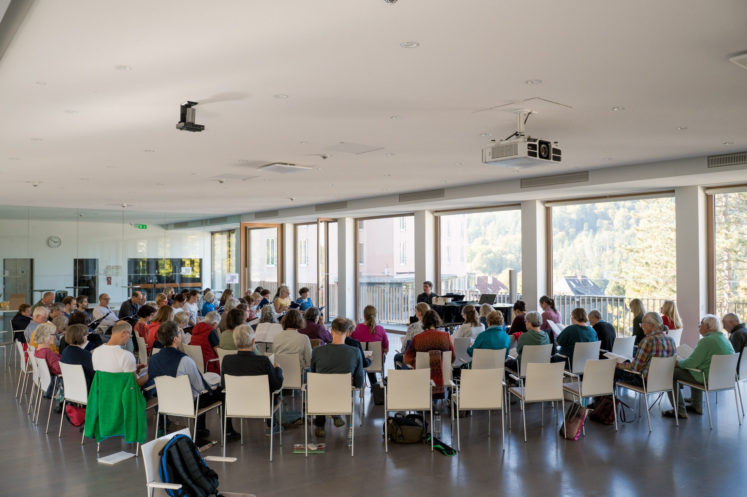 Ein Plakat mit Osterhasen aus Stoff, das den Ostermarkt im Lädle im Höfle der Karlshöhe bewirbt. 