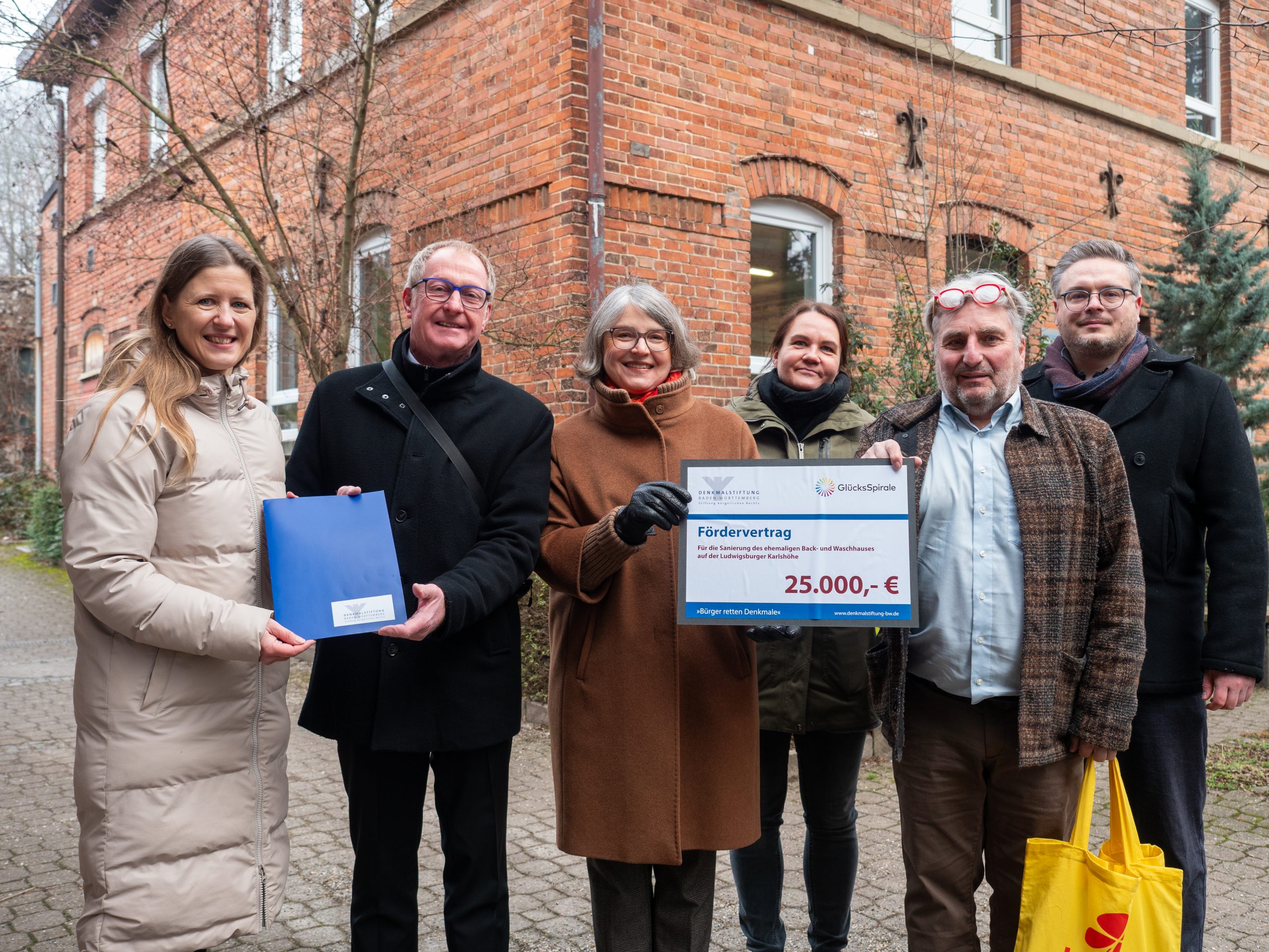 P1233307 Ein Plakat mit Osterhasen aus Stoff, das den Ostermarkt im Lädle im Höfle der Karlshöhe bewirbt.
