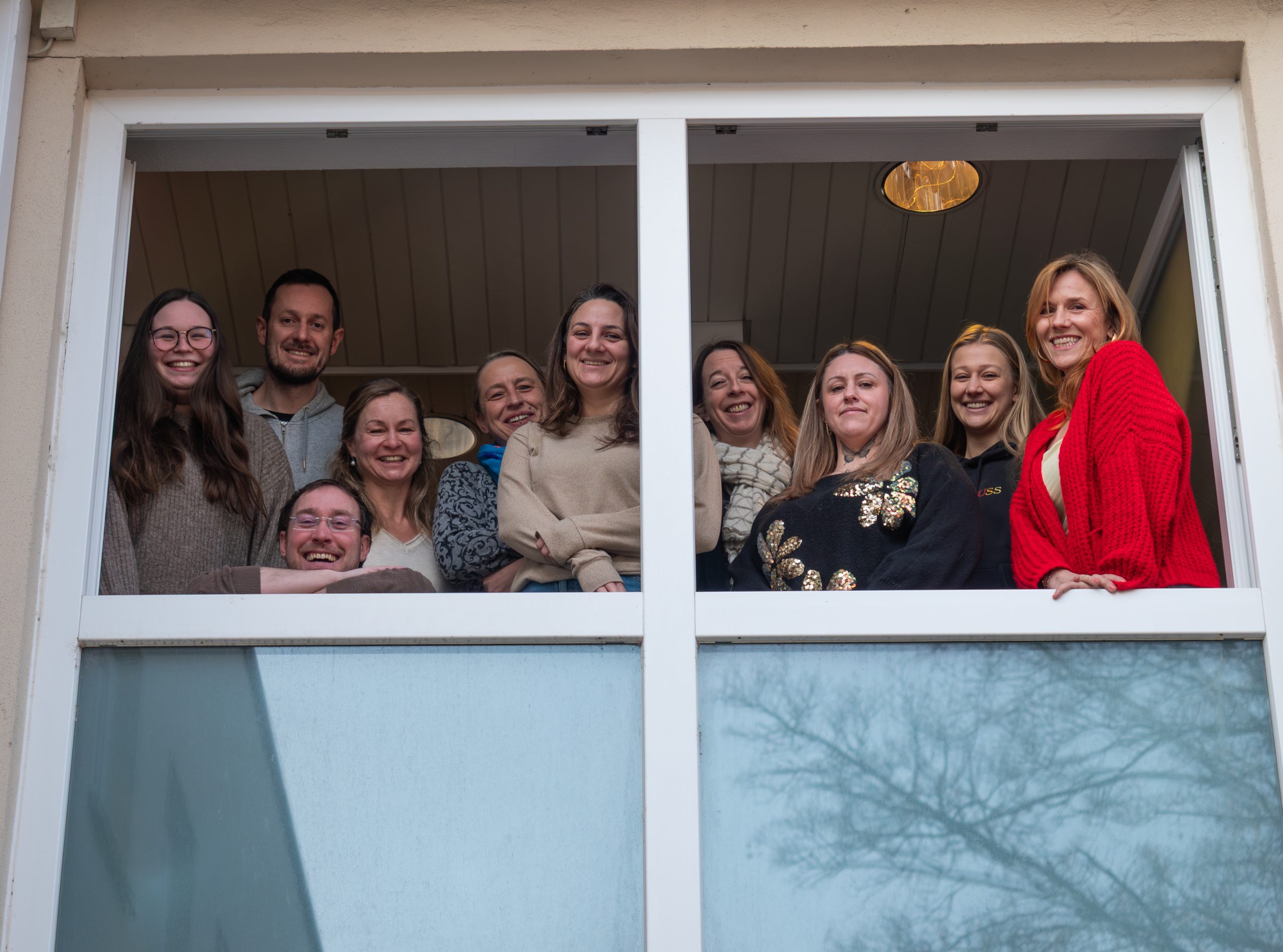 Ein Plakat mit Osterhasen aus Stoff, das den Ostermarkt im Lädle im Höfle der Karlshöhe bewirbt. 