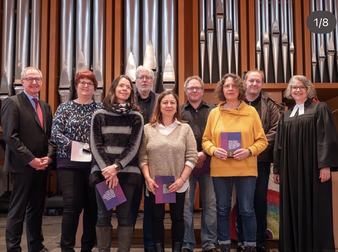 Ein Plakat mit Osterhasen aus Stoff, das den Ostermarkt im Lädle im Höfle der Karlshöhe bewirbt. 