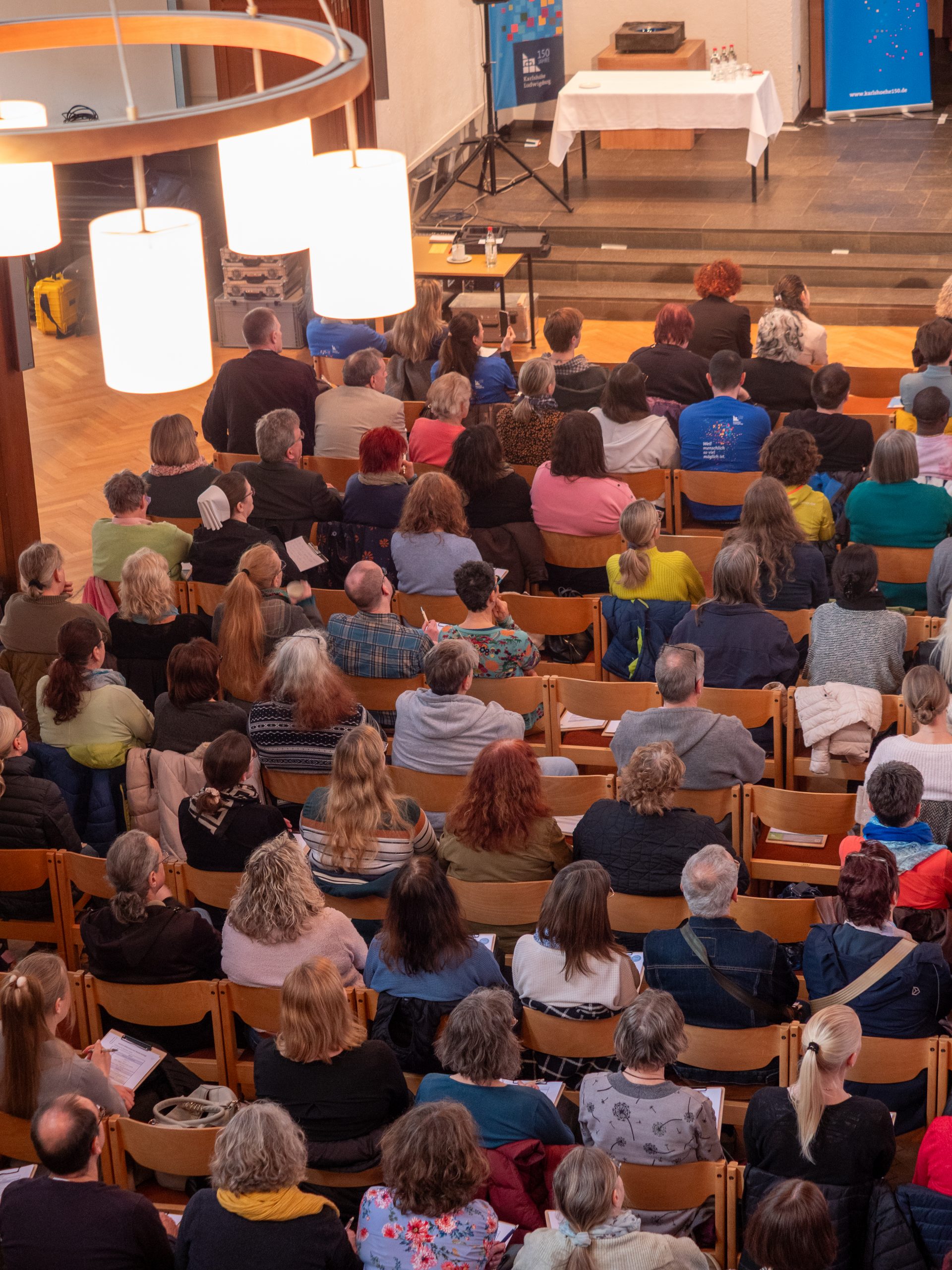 Das Foto zeigt das Messi-Team der Karlshöhe fröhlich aus dem Fenster schauen.